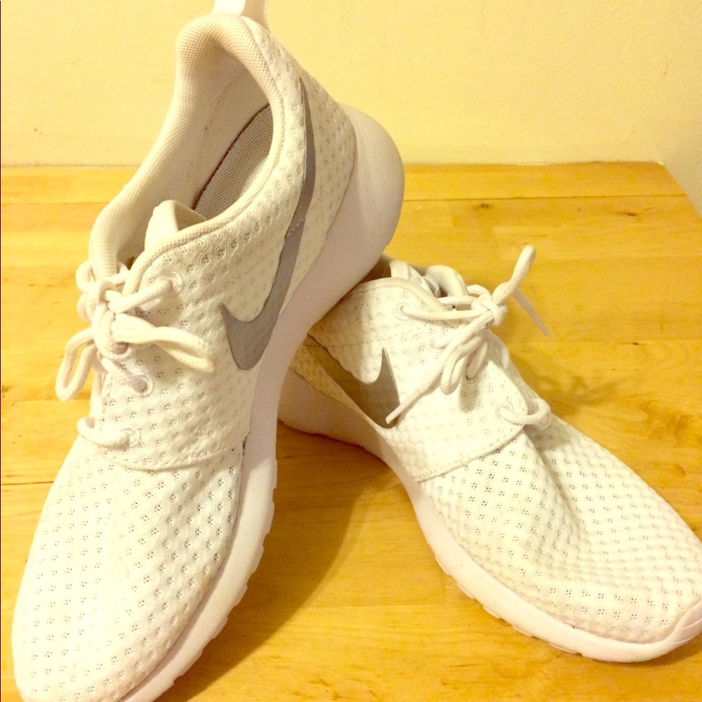 White Nike Roshe 1